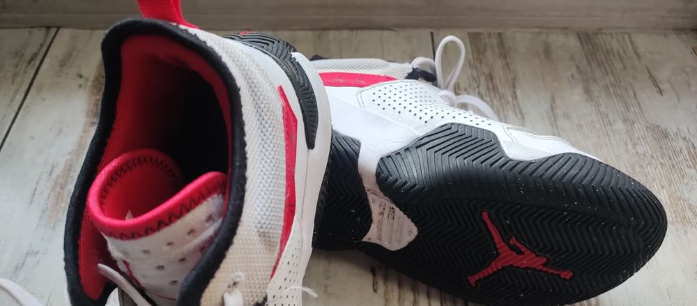 Jordan Stay Loyal 2 w kolorze białym z czarnymi i czerwonymi 37,5