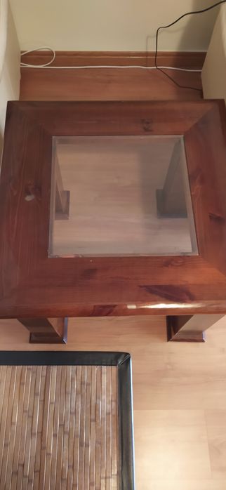 Mesa de centro com tampo de vidro