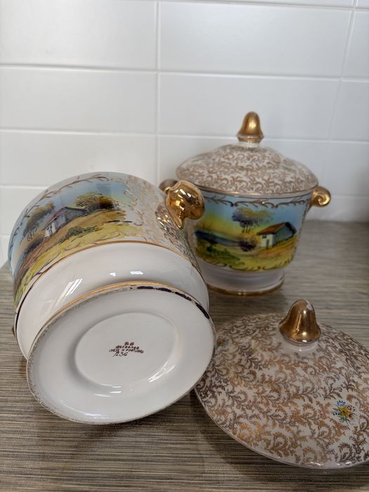 Um par de peças de porcelana portuguesa pintadas
