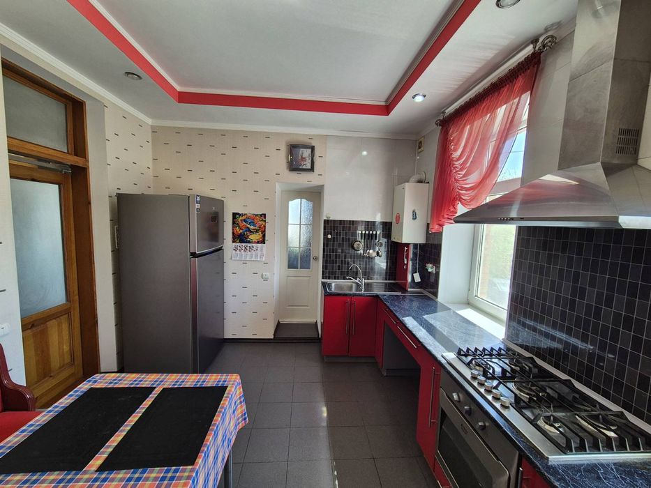 Продається будинок в Центральній частині міста.