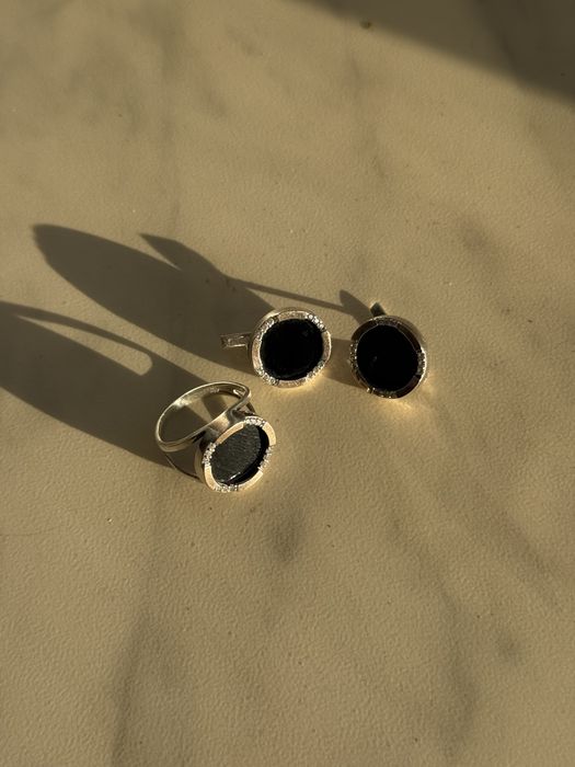 Срібний набір з оніксом. Сережки та каблучка з зрлотими пластинами