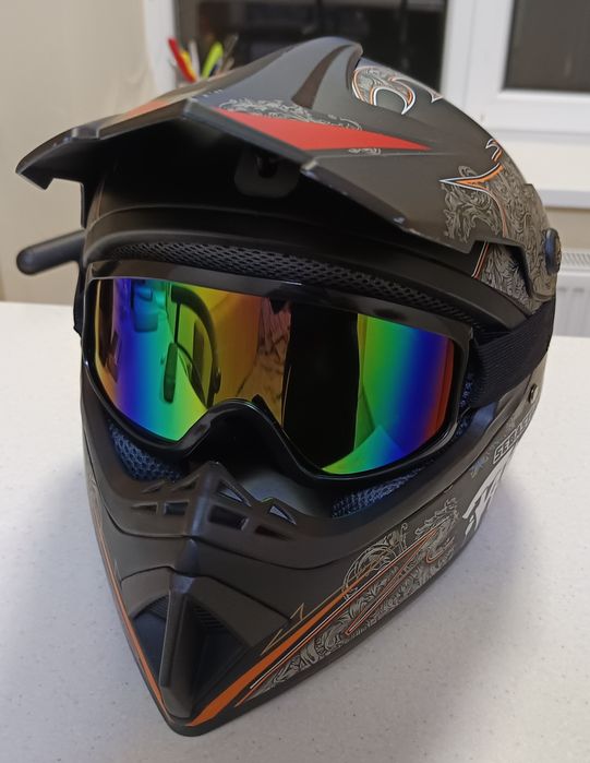 Срочно продам кроссовый мото шлем