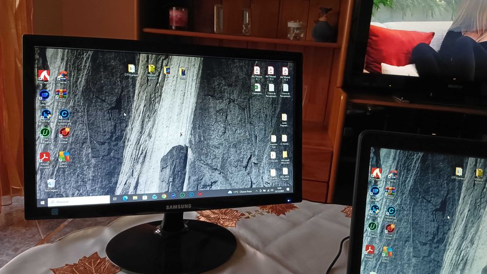 Monitor LED Gaming de 19" com design preto brilhante