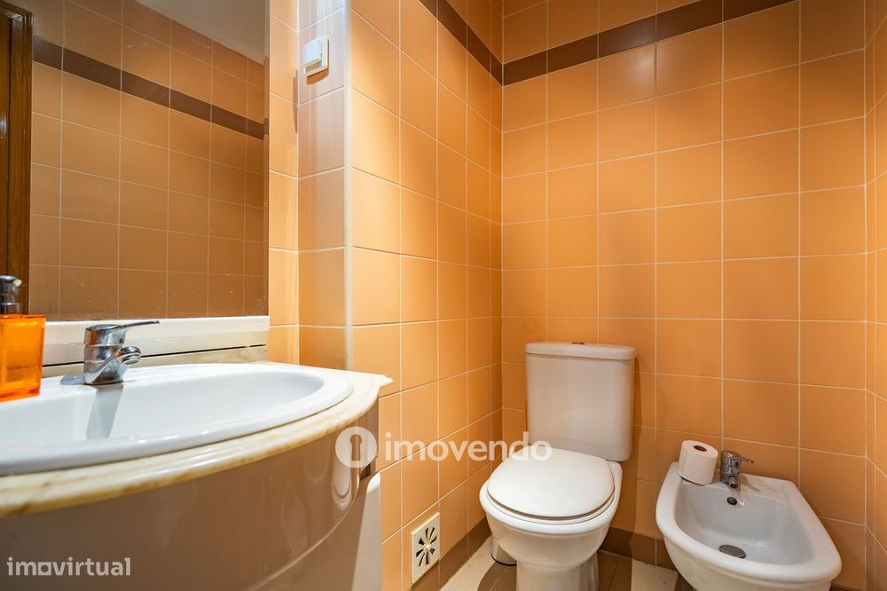 Apartamento T3 com áreas amplas, varandas e arrecadação, em Alverca
