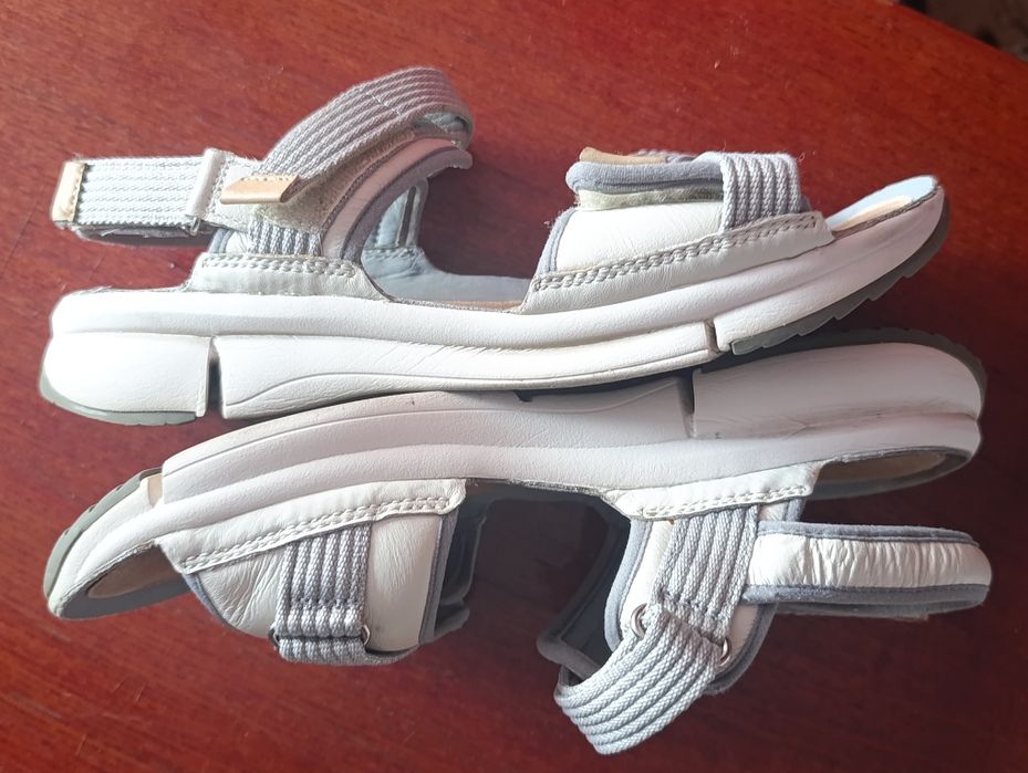 Продам жіночі шкіряні  сандалі Clarks