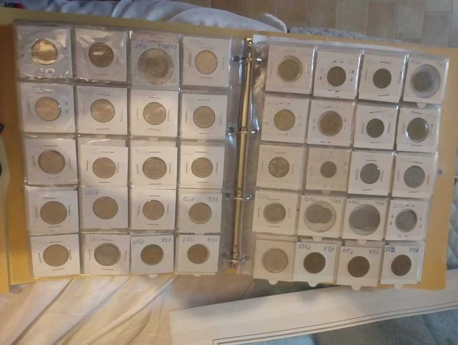 à venda:
cerca de 450 moedas de diferentes países.