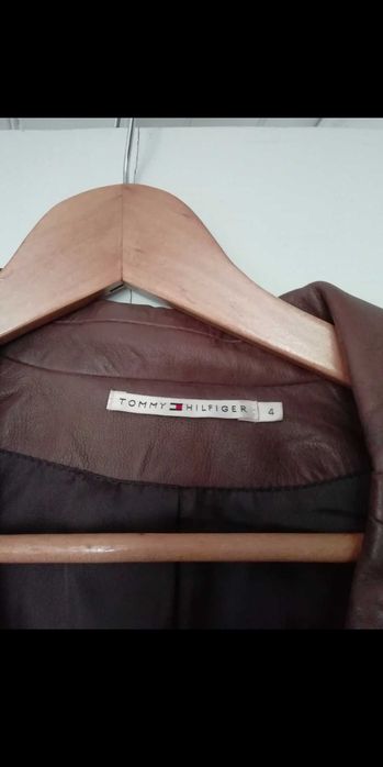 Casaco cintado, em pele Tommy Hilfiger. Castanho, tamanho S.