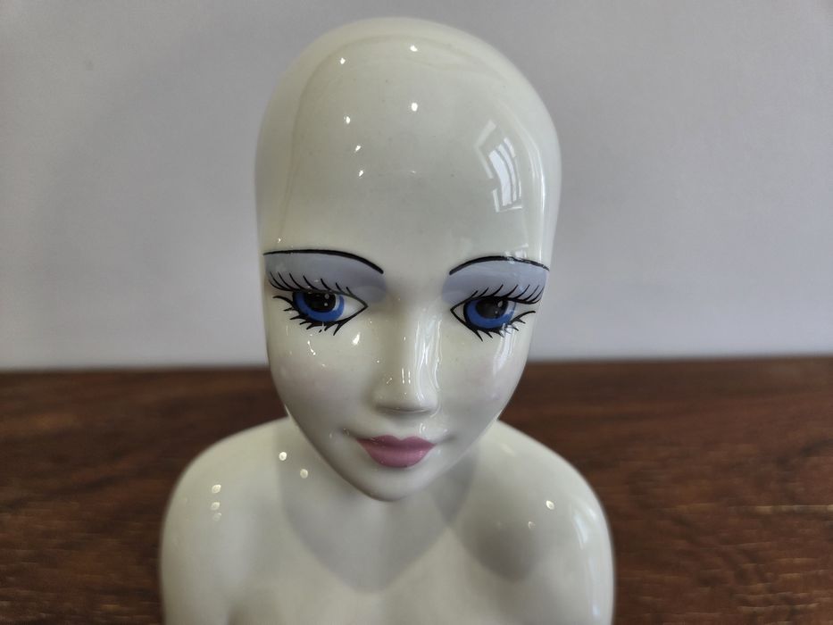 Busto feminino em cerâmica