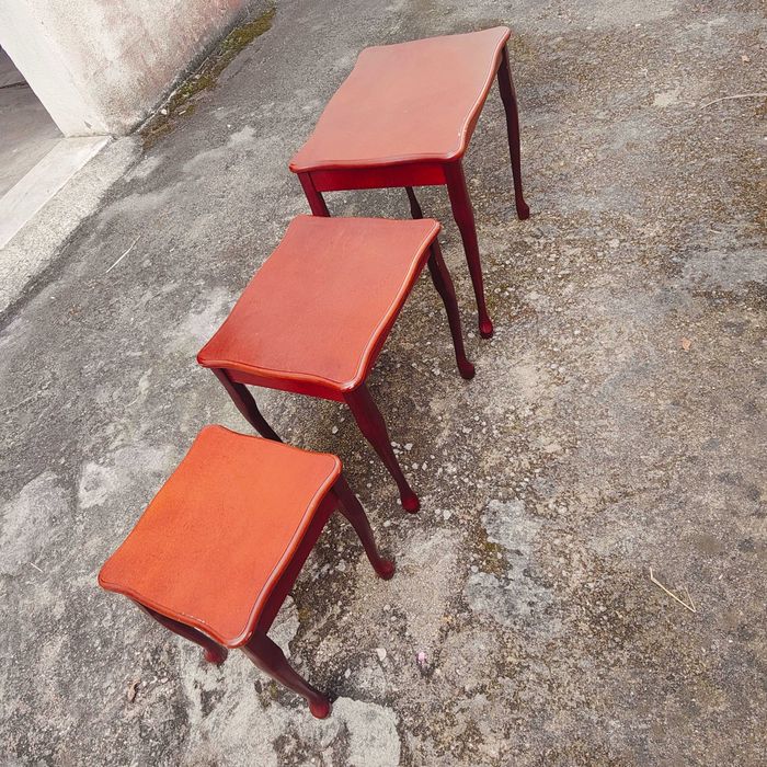 Conjunto de trio de mesas de madeira maciça apoio