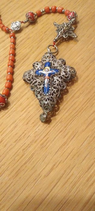 Różaniec - naturalny koral - klasztorne rękodzieło.