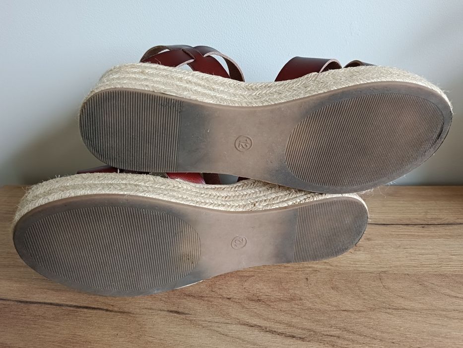 Amazon Essentials brązowe sandały na obcasie koturnie