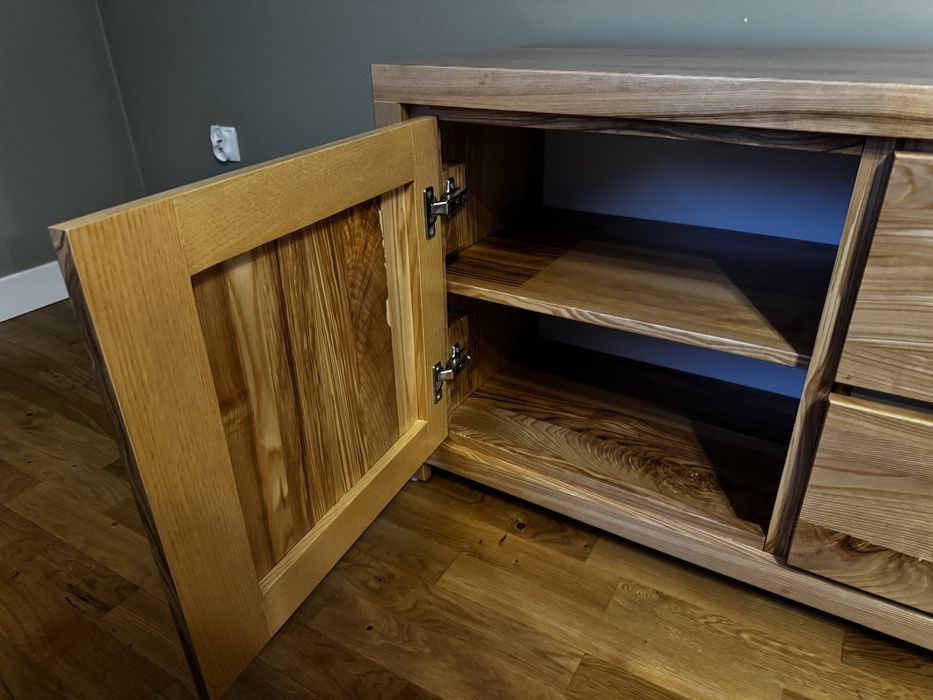 Szafka RTV z litego jesionu – styl kolonialny – indywidualny projekt