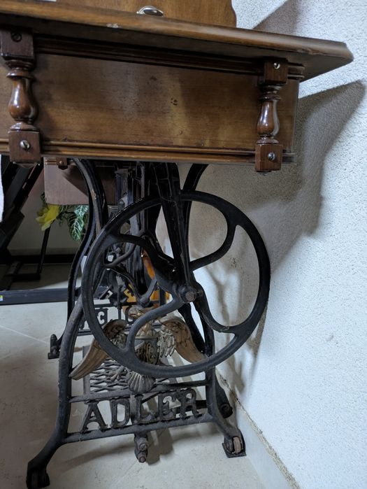 Máquina de costura Adler antiga a pedal - completa e original