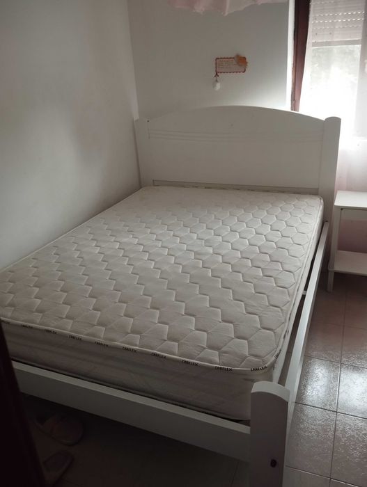 Cama de casal com colchão e estrado