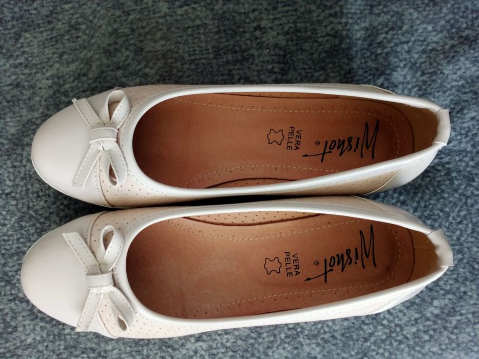Buty typu czółenka, beżowe.