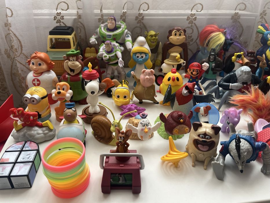 Дитячі іграшки, (фігурки персонажів )для дитячих ігор