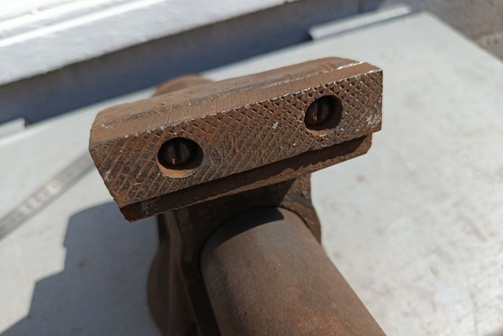 тиски слесарные 80 мм тиски  СССР