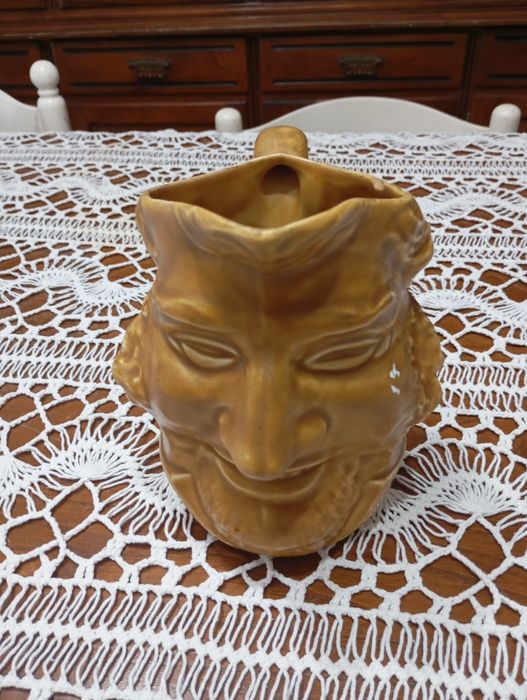 Vendo este caneca muita bonita bom estado