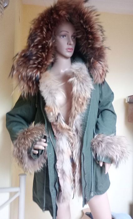 Piękna parka z jenotem podpinka królik