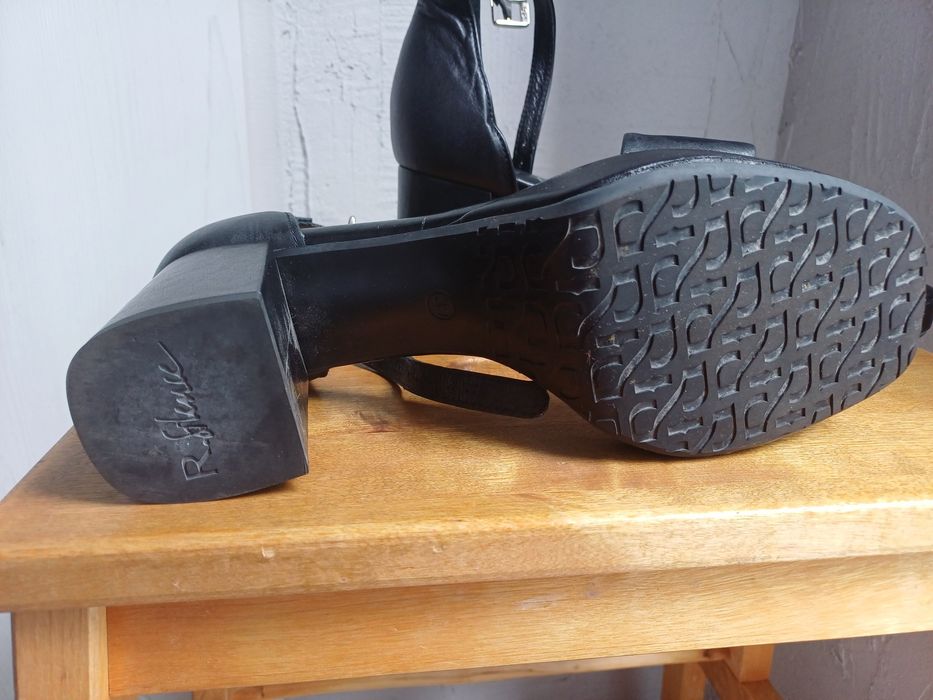 Skórzane sandałki Ryłko na grubym obcasie r.39