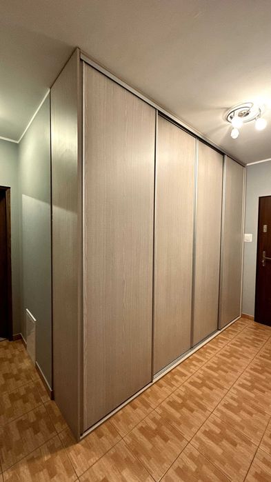 Solidna 3-metrowa szafa przesuwna 4-drzwiowa + listwa z wieszakami