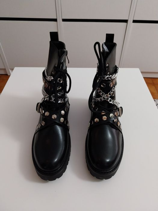 Botas Estilo Militar com Correntes e Tachas Tam.39.