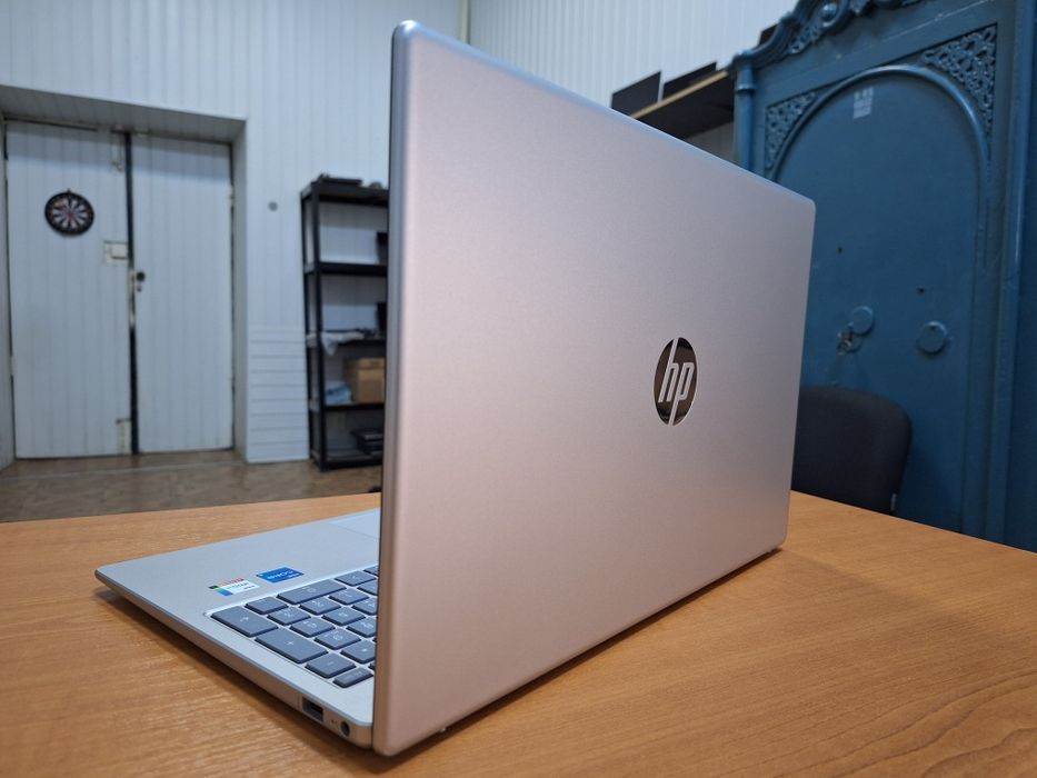 HP Laptop 15-fd0102ua i5-1334U IrisXe Graphics 2Gb DDR4 16Gb SSD 512Gb