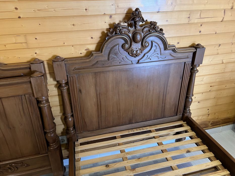 Duas camas antigas (solteiro)