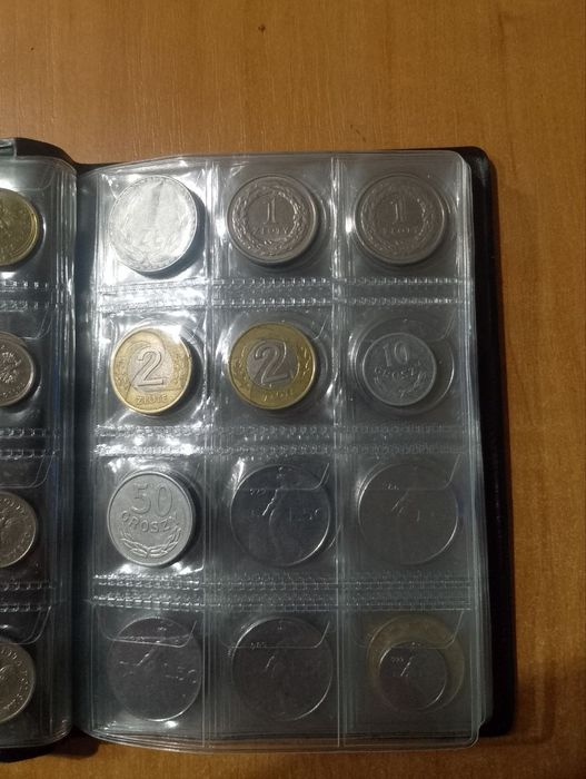 Альбом з різними монетами