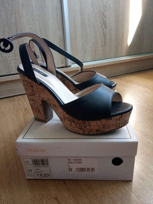 Sandalki Vices na słupku