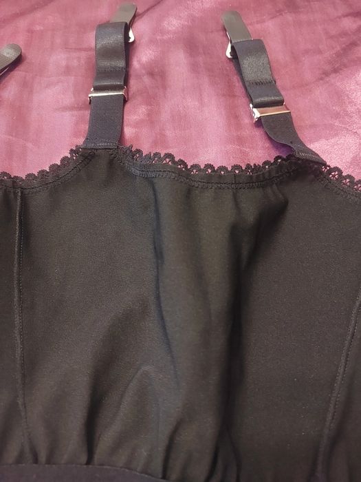 Pas do pończoch lakierowany