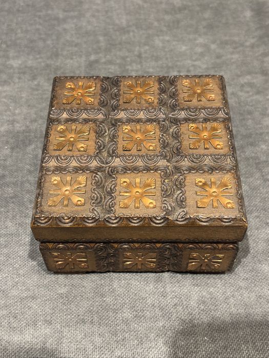 Drewniana szkatułka z metalowymi zdobieniami