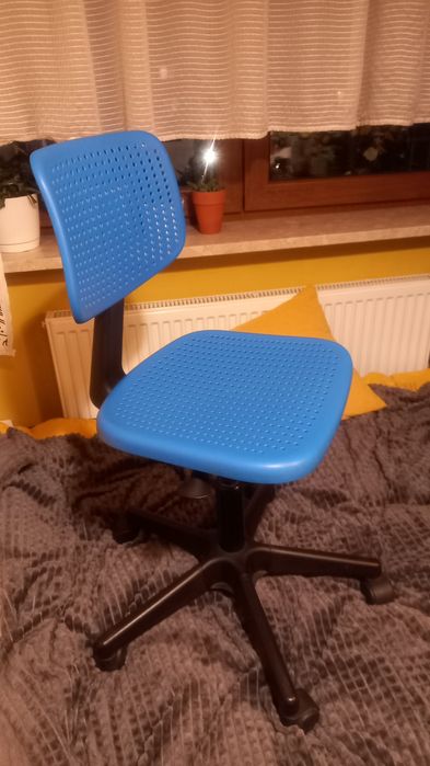 Krzesła obrotowe do biurka.