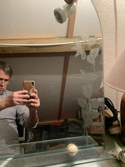 Espelho de casa de banho con duas lampadas.