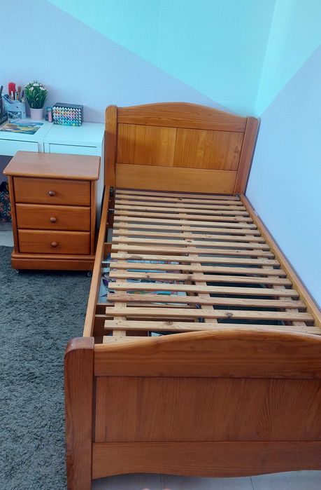 Cama de madeira com gavetões e mesa de cabeceira