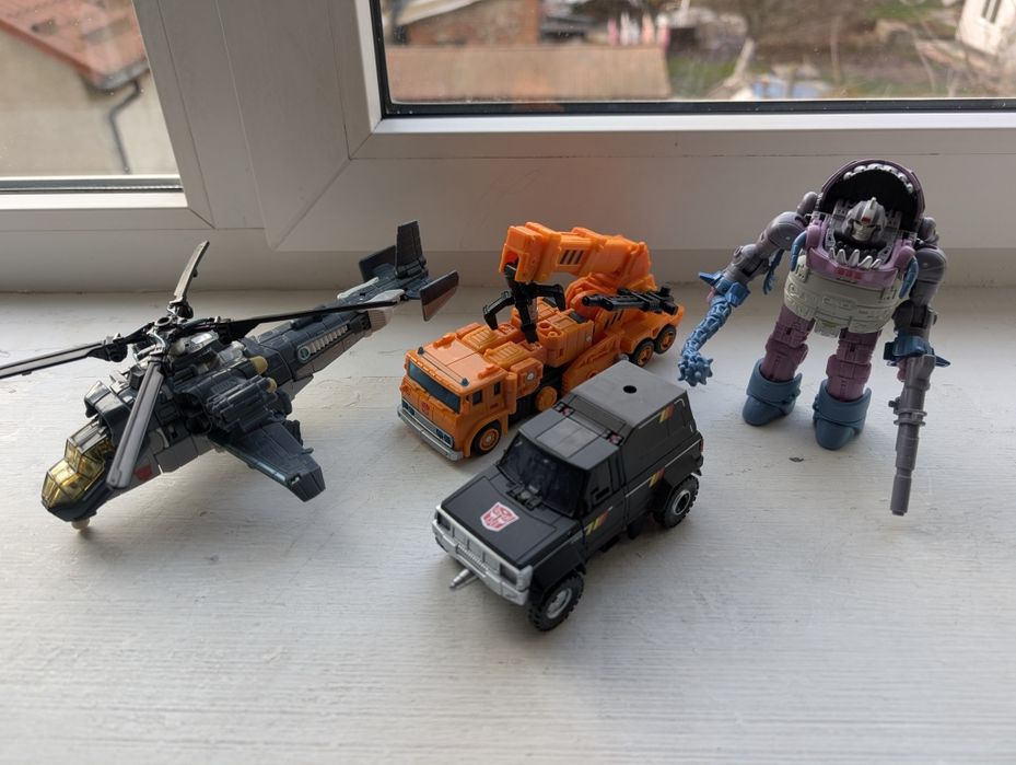 Трансформер Earthrise Studio Series 86 Grapple Trailbreaker Gnaw