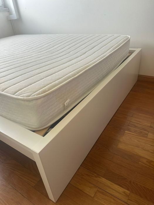 Vendo conjunto Cama + colchão + mesinha cabeceira