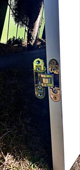 Białe drzwi z ościeżnicami