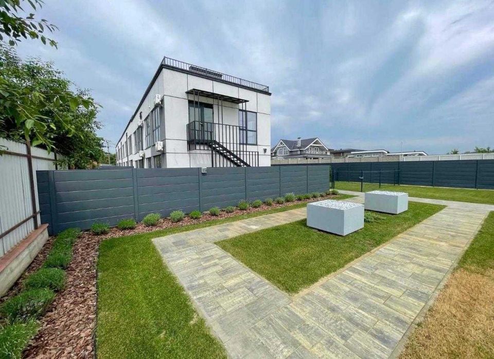 Продаж будинку Осокорки з виходом до озера