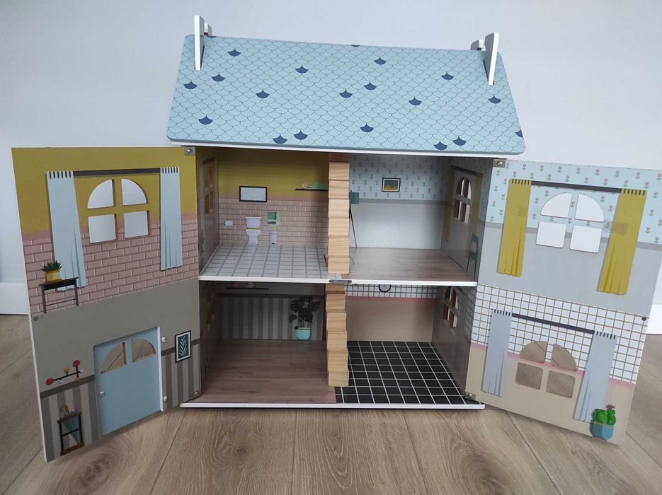 Domek drewniany dla lalek / figurek