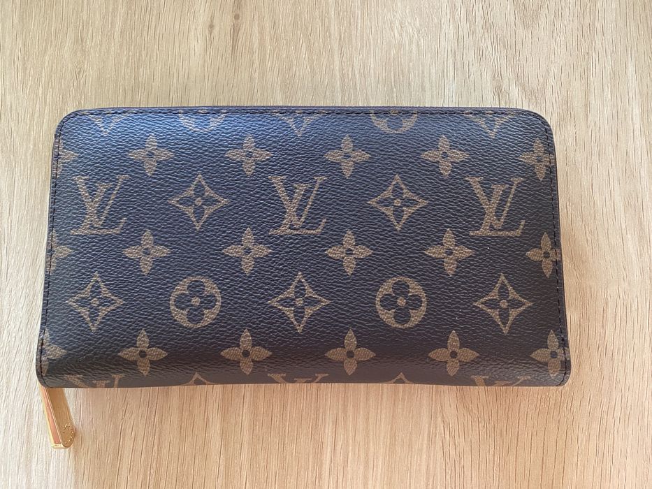 Carteira com monogramas LV