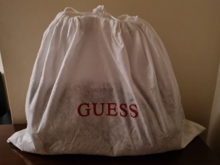 Bolsa e carteira da GUESS