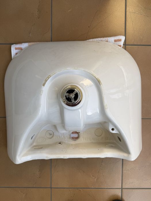 Umywalka Roca Victoria/Meridian