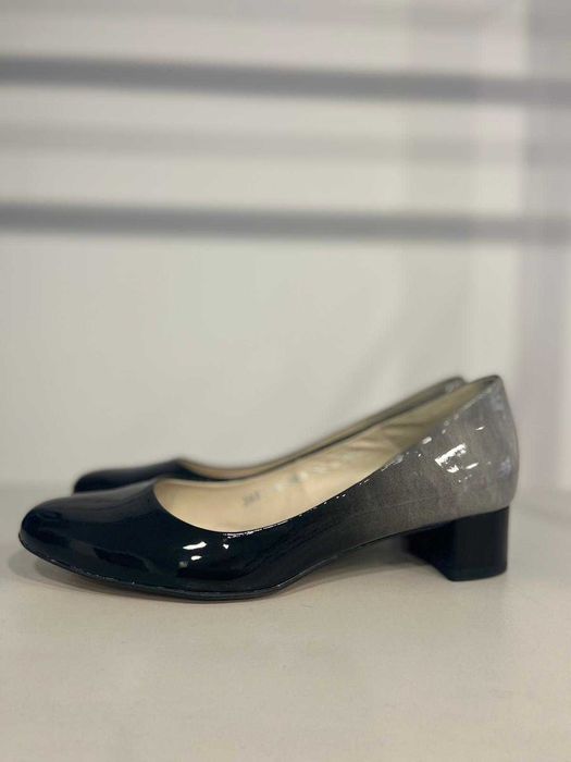 Buty damskie cieniowane.