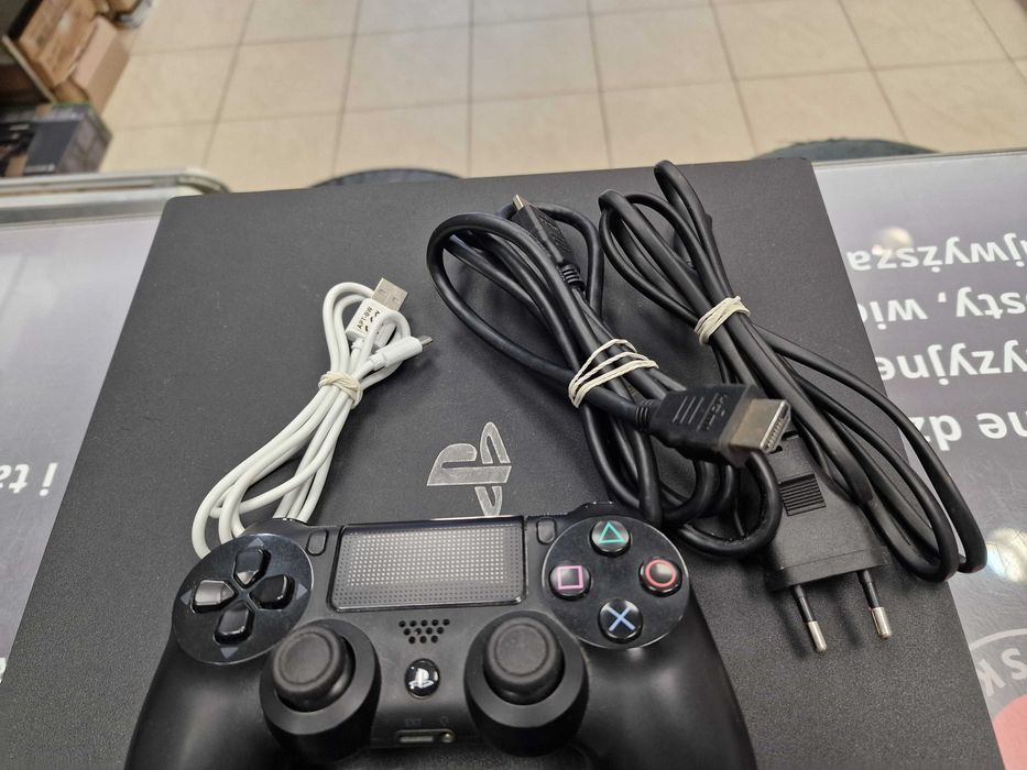 Konsola PS4 PRO PlayStation 4 PRO 1TB 7216B + pad + kable/ Grade B
