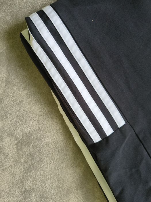 Spodnie adidas z szerokim nogawkami szelesty L