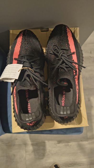 yeezy 350 v2 red stripe