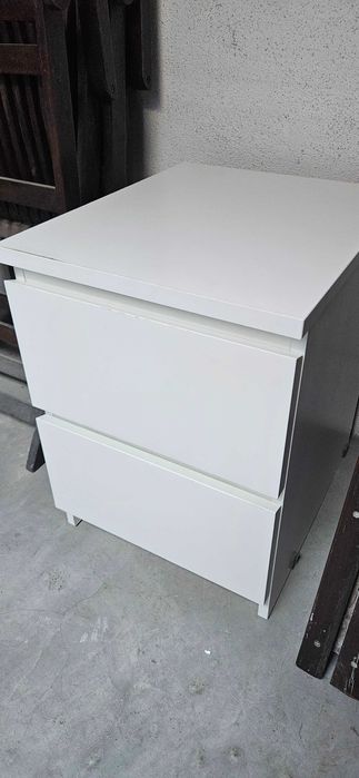 Mesa de cabeceira com 2 gavetas