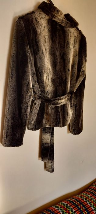 Casaco em pêlo preto e cinza