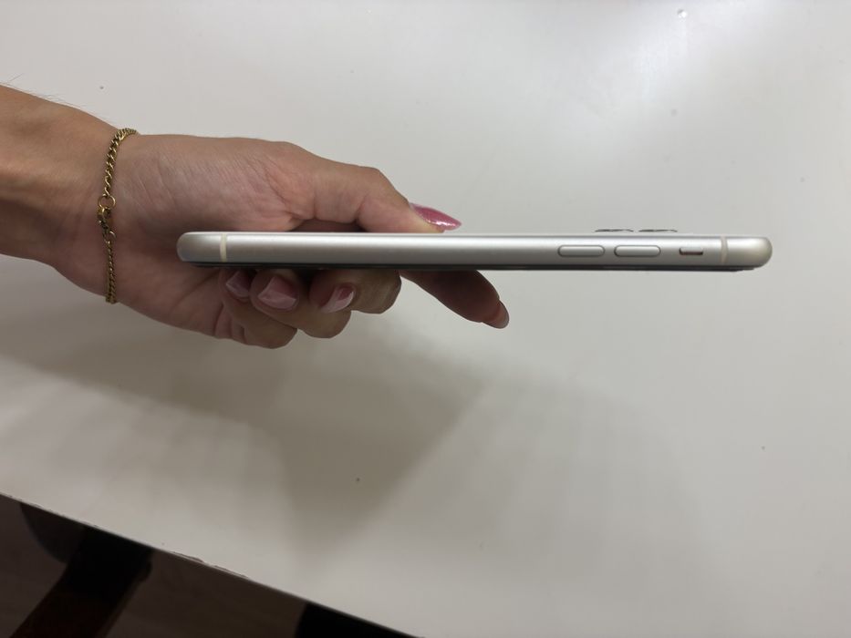 iPhone 11 64G excelente estado
